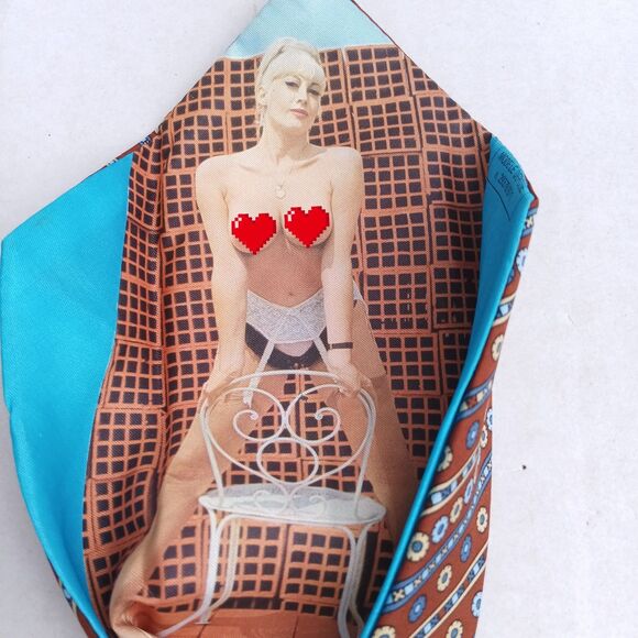 Vintage Peek A Boo Pinup Neck Tie-Depose-Risque-Nude-Striptease-Hollyvogue-1970s - Picture 1 of 6